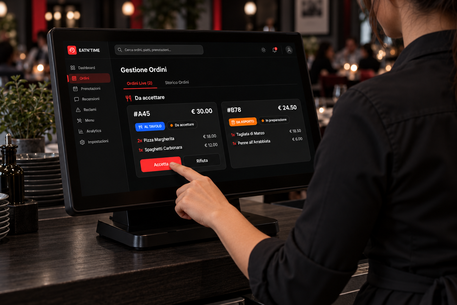 Un’operatrice in sala gestisce gli ordini da accettare e in preparazione nella Dashboard EATN’TIME