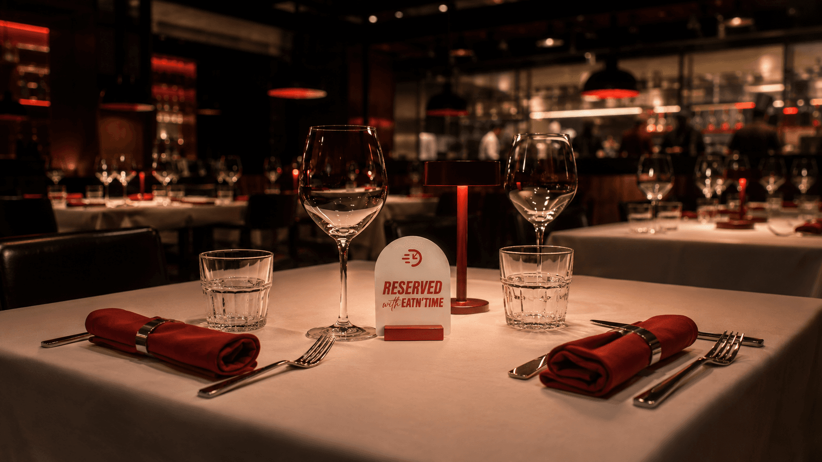 Un tavolo riservato al ristorante, pronto ad accogliere gli ospiti